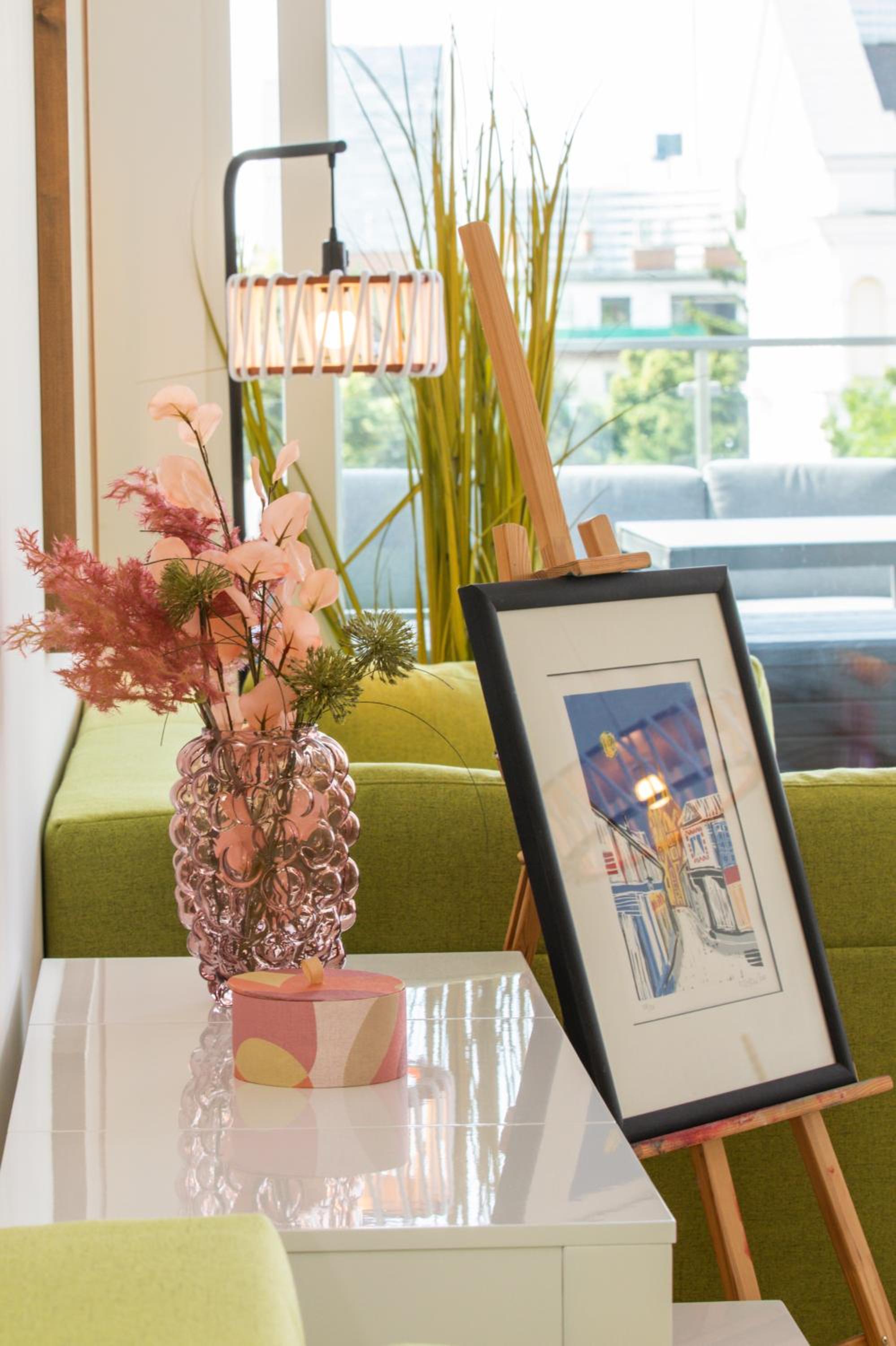 SkyLine Apartment mit Terrasse close to Lakes