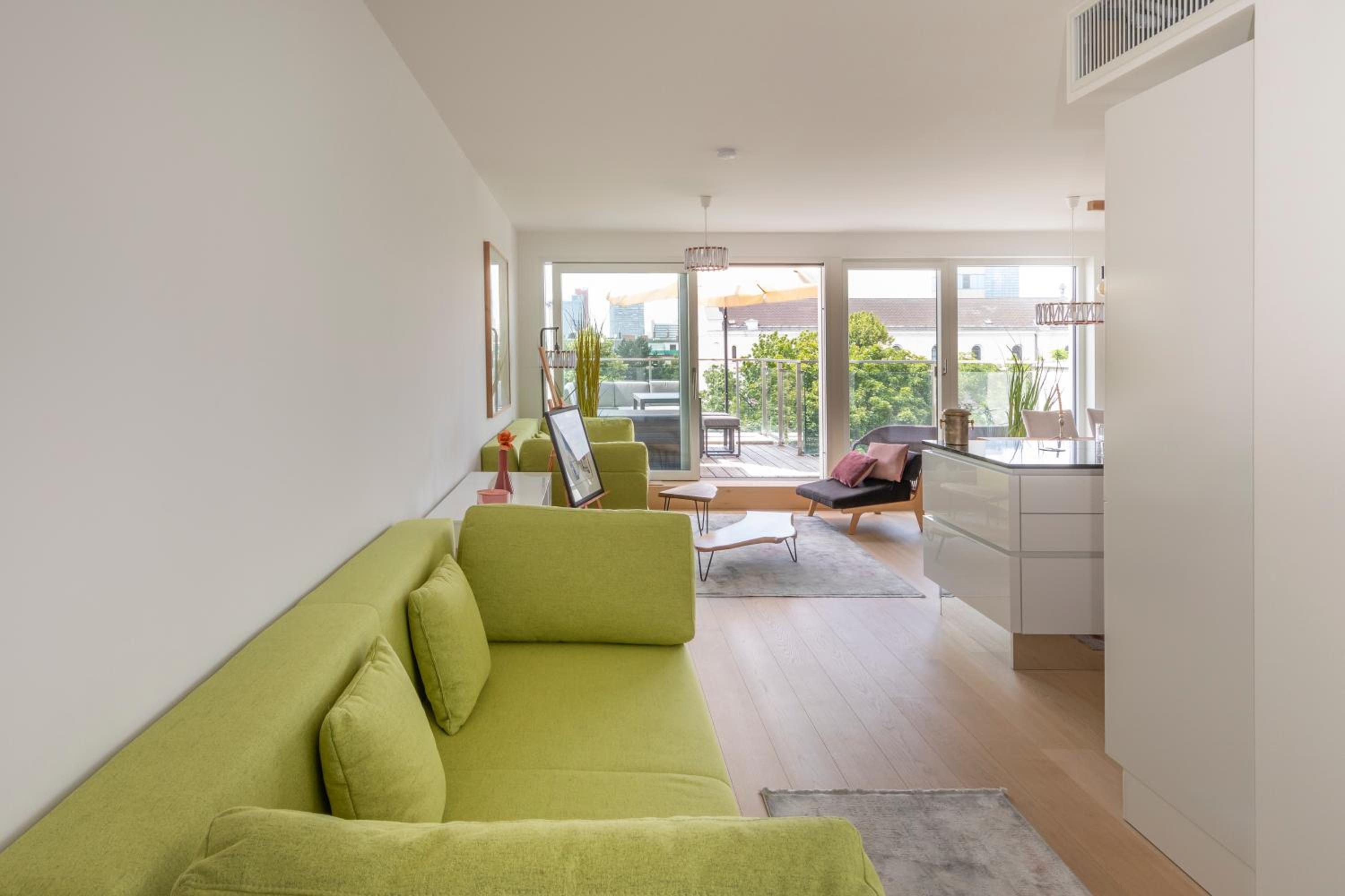 SkyLine Apartment mit Terrasse close to Lakes