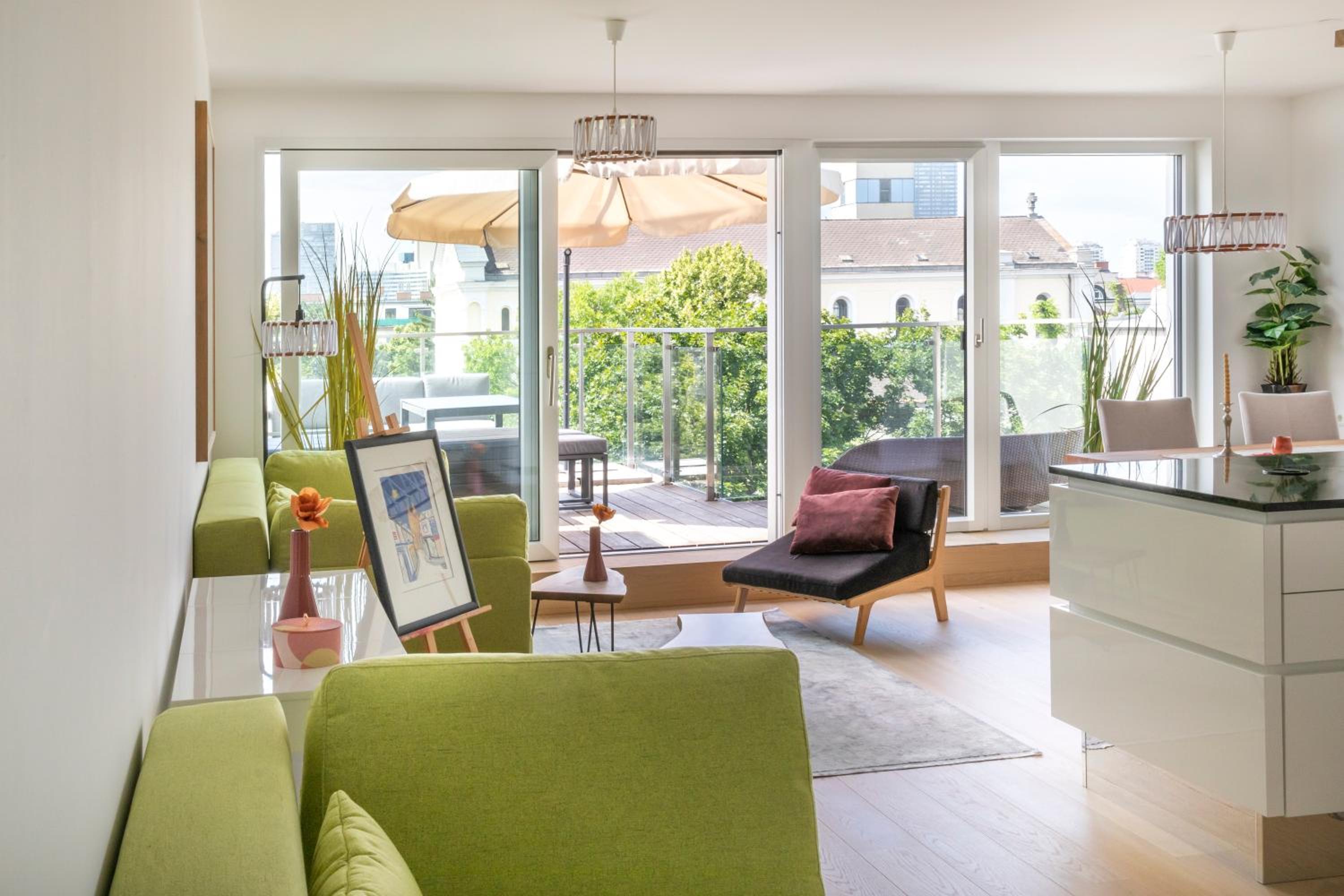 SkyLine Apartment mit Terrasse close to Lakes