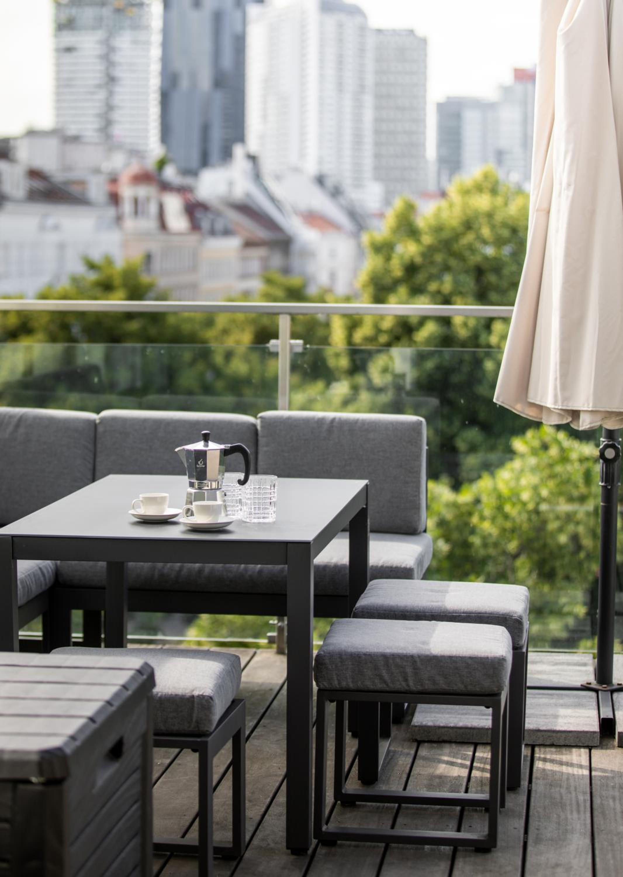 SkyLine Apartment mit Terrasse close to Lakes