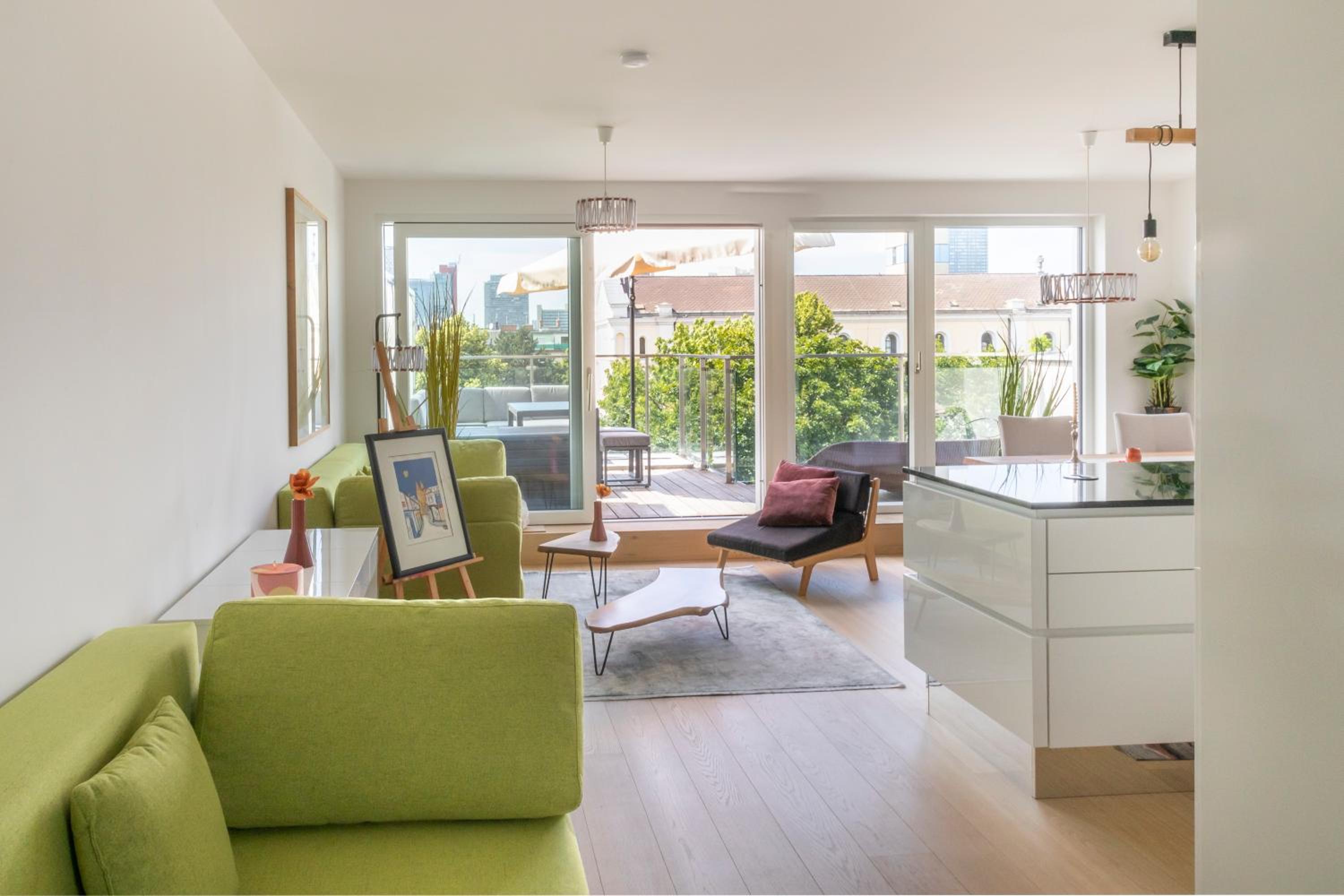 SkyLine Apartment mit Terrasse close to Lakes