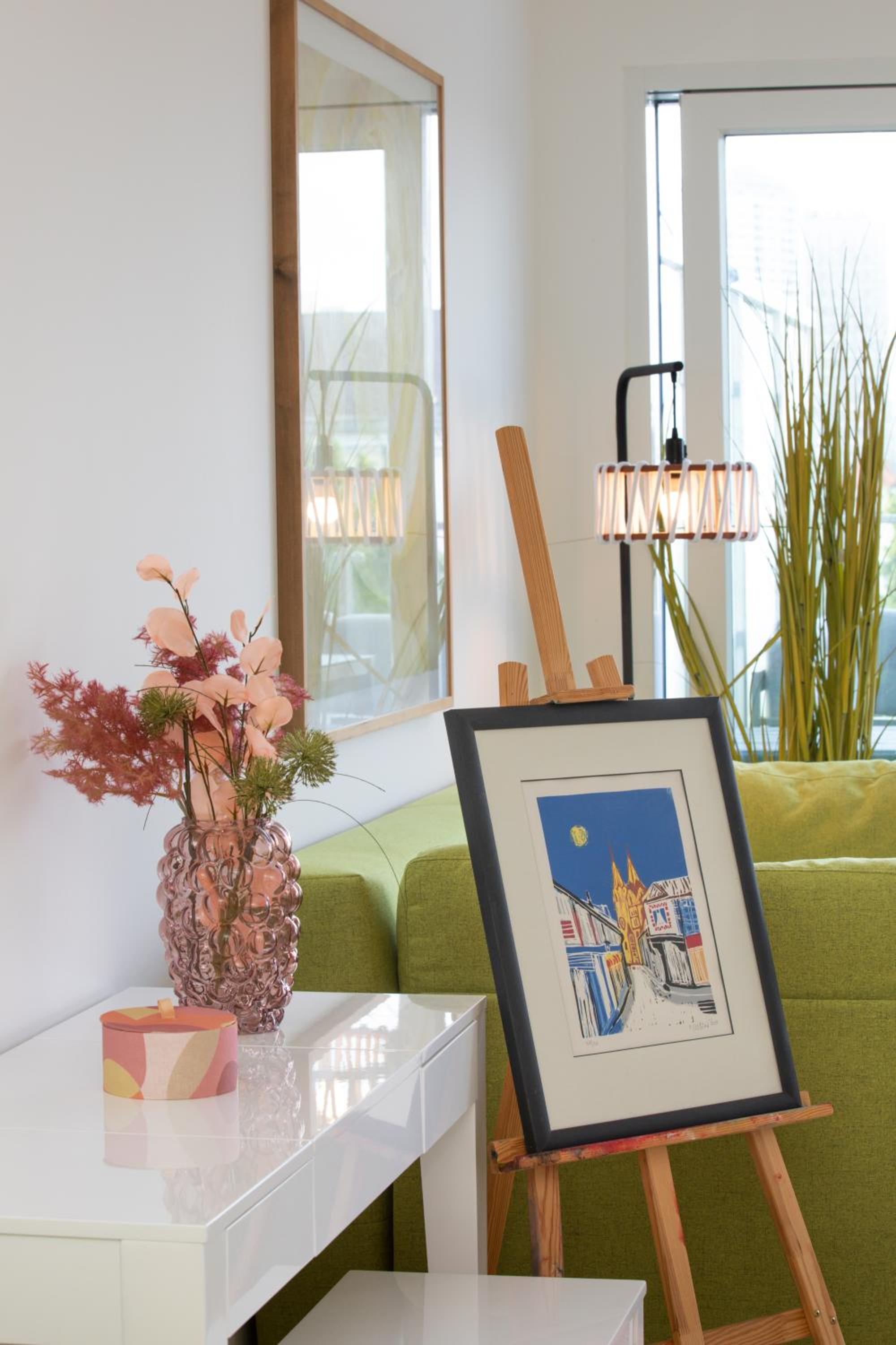 SkyLine Apartment mit Terrasse close to Lakes