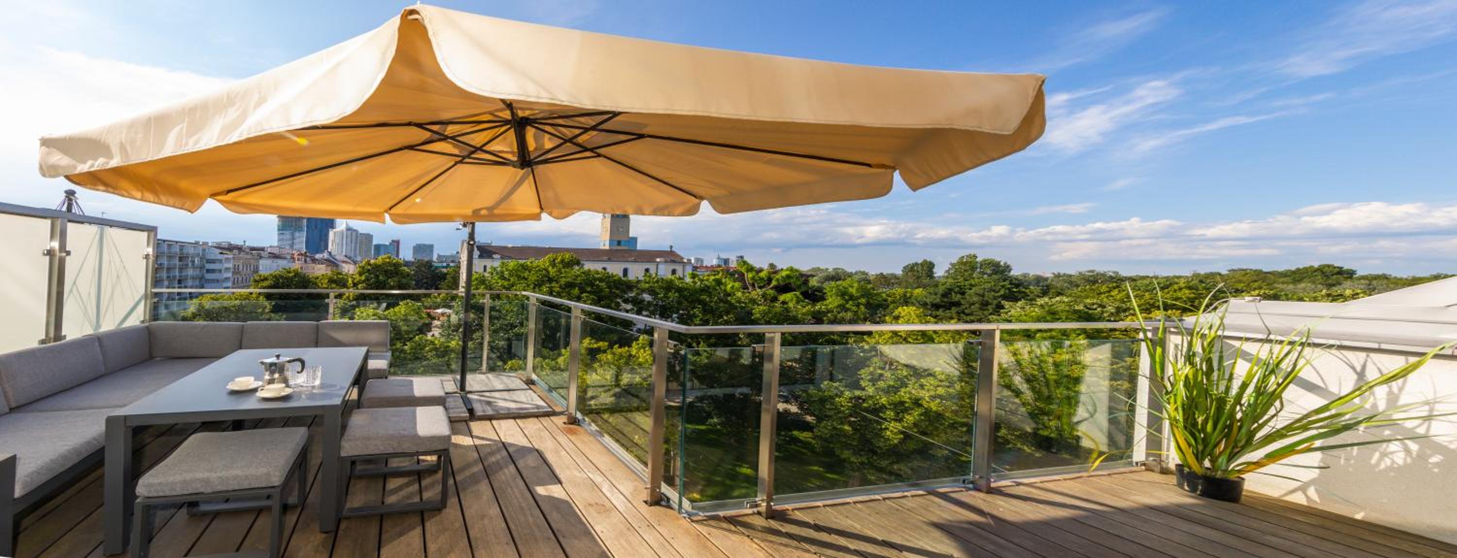 SkyLine Apartment mit Terrasse close to Lakes