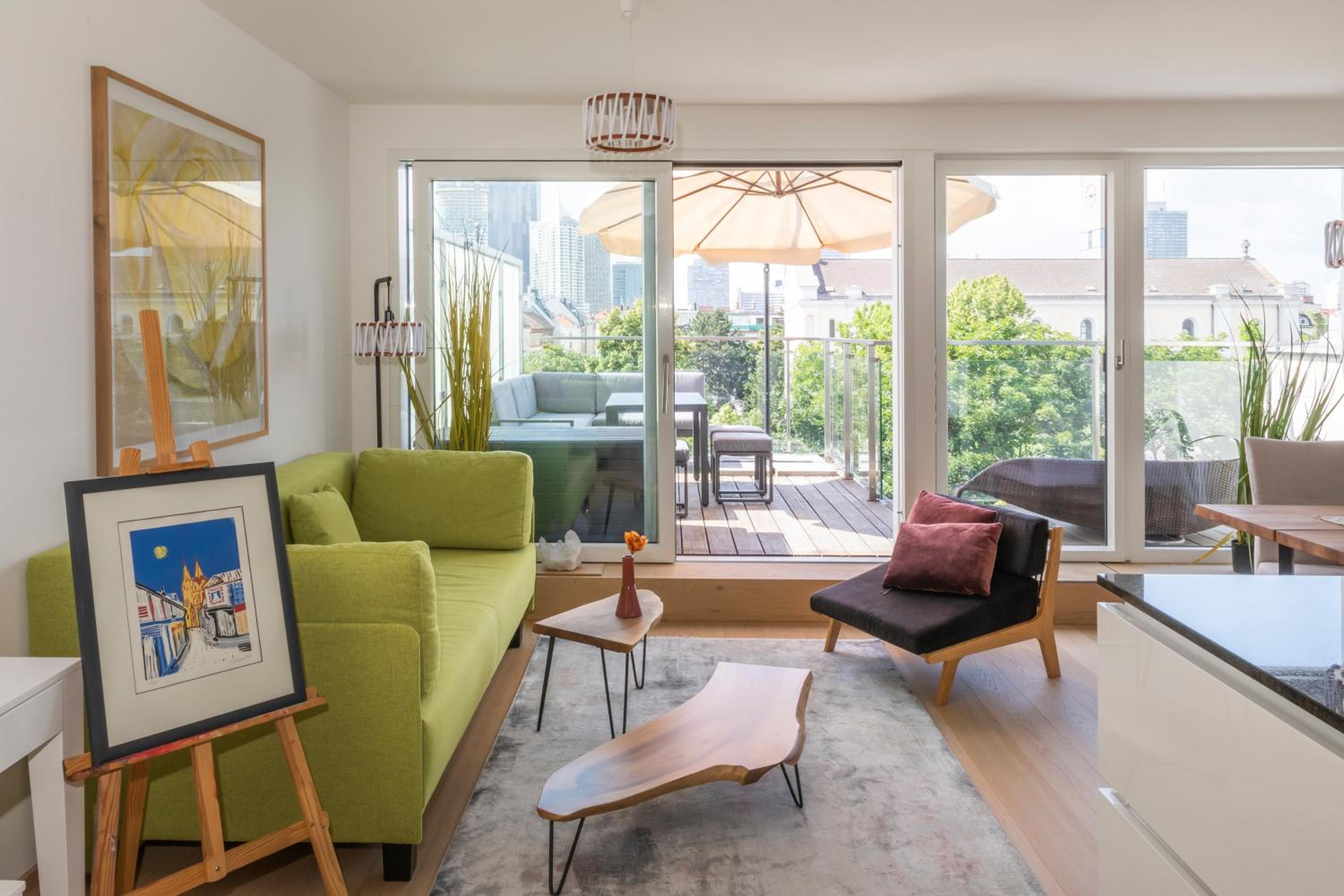 SkyLine Apartment mit Terrasse close to Lakes