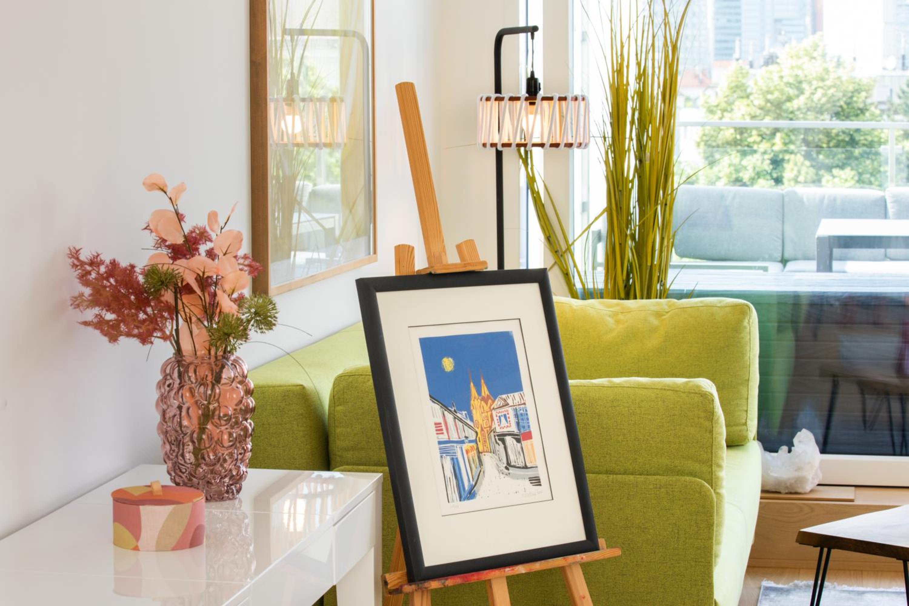 SkyLine Apartment mit Terrasse close to Lakes