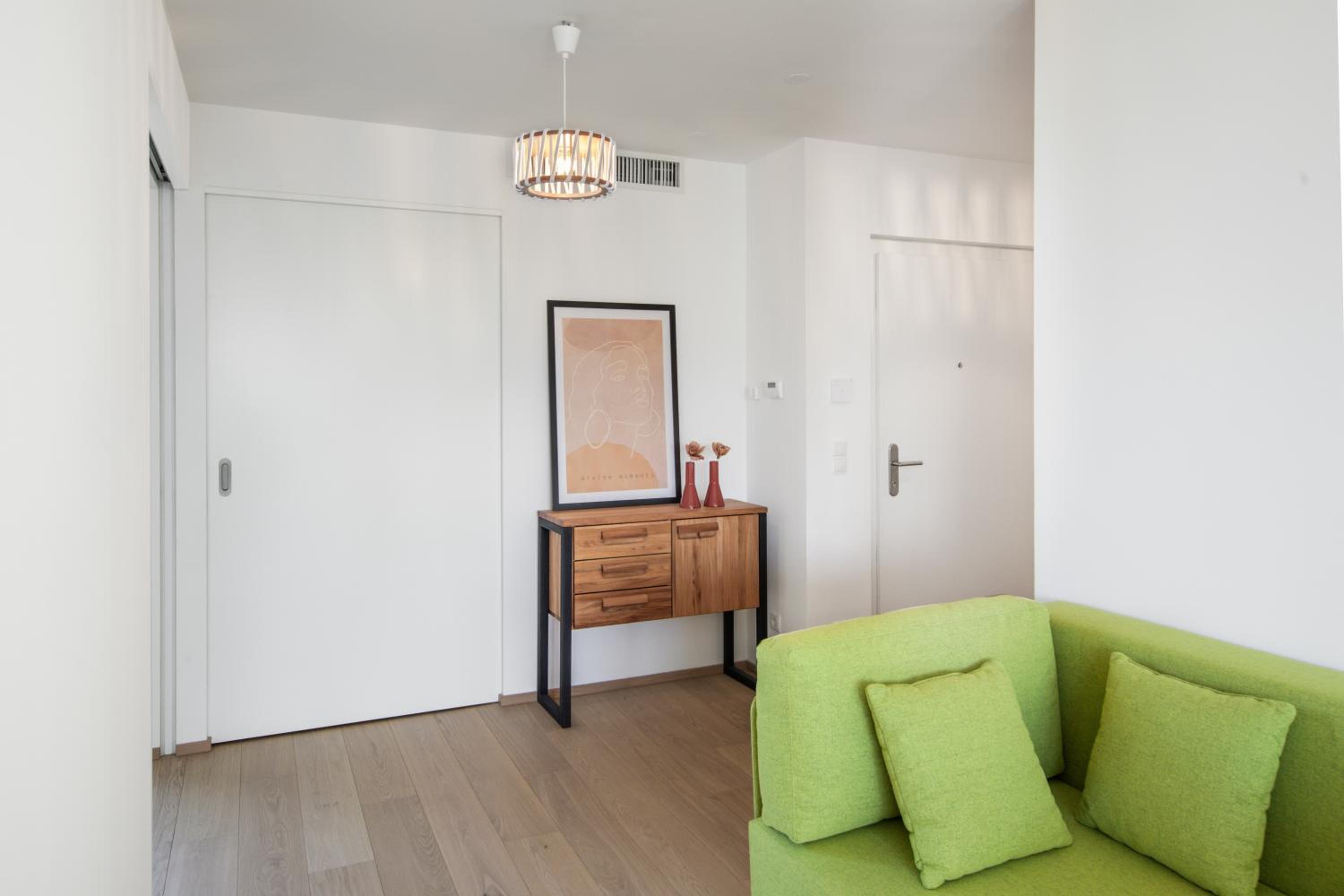 SkyLine Apartment mit Terrasse close to Lakes