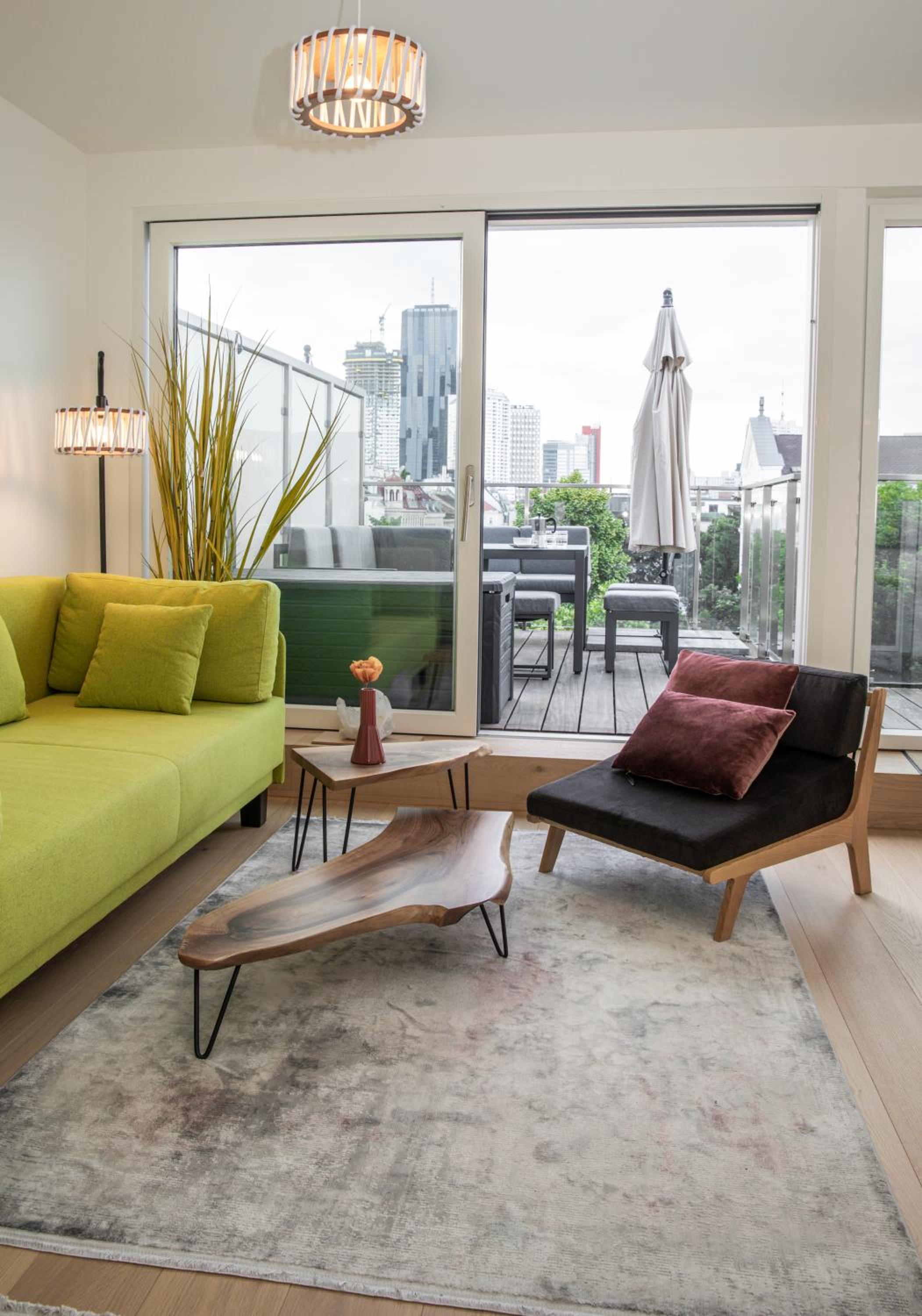 SkyLine Apartment mit Terrasse close to Lakes