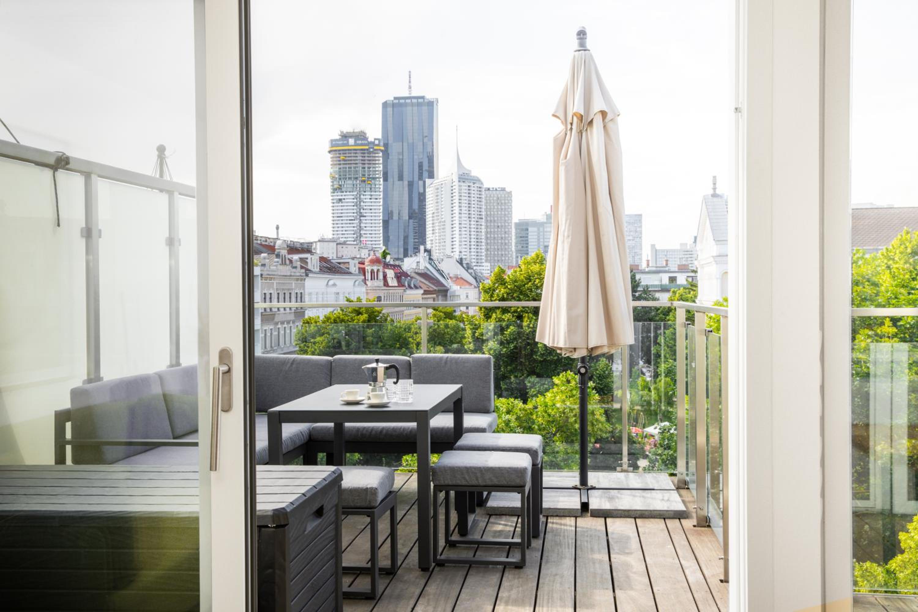 SkyLine Apartment mit Terrasse close to Lakes