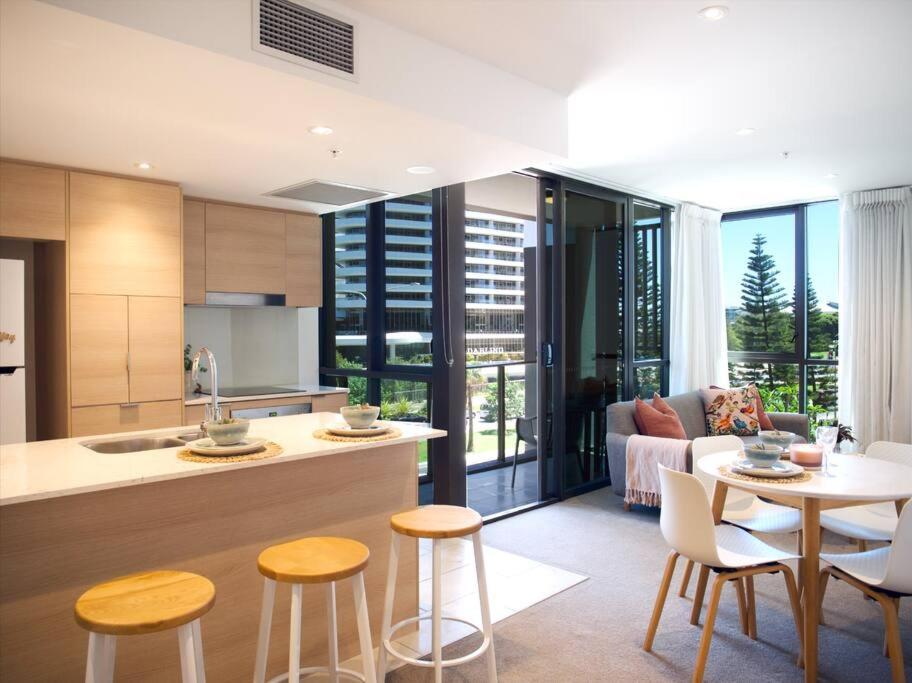 Broadbeach Stunner Modern and Central
