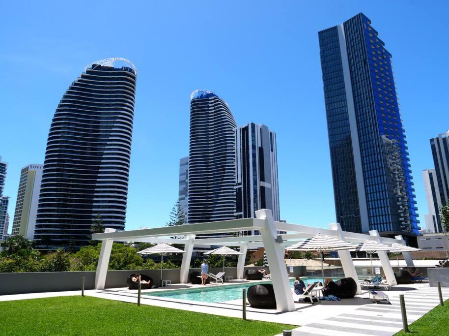 Broadbeach Stunner Modern and Central