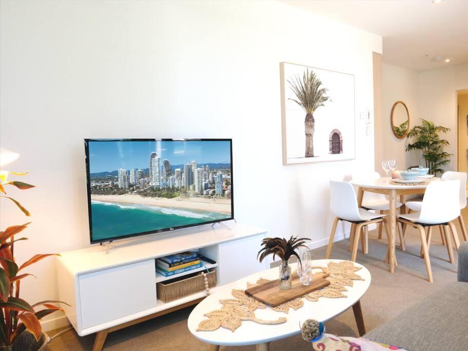 Broadbeach Stunner Modern and Central