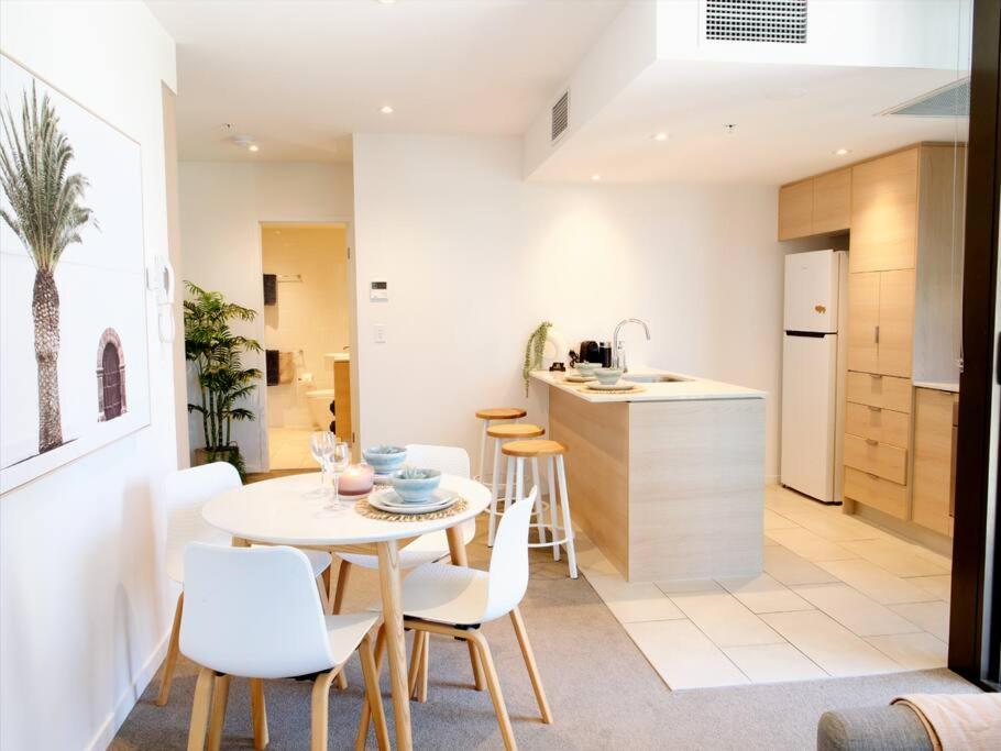 Broadbeach Stunner Modern and Central