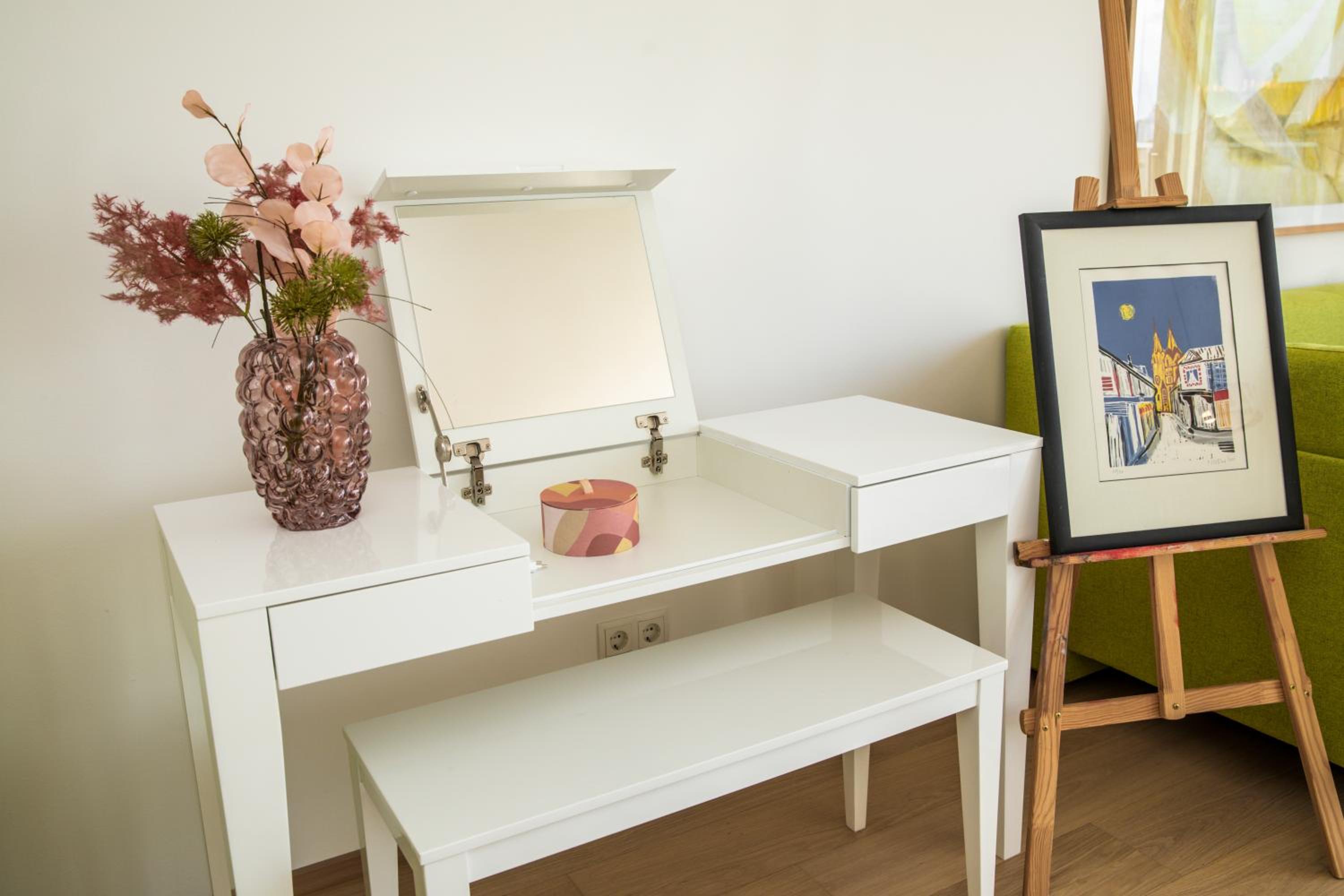 SkyLine Apartment mit Terrasse close to Lakes