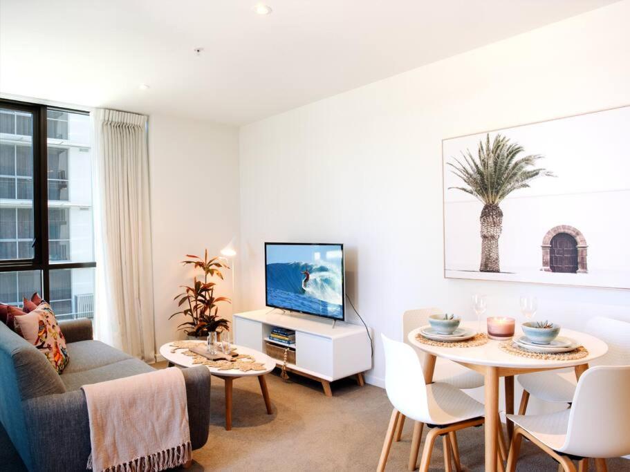 Broadbeach Stunner Modern and Central