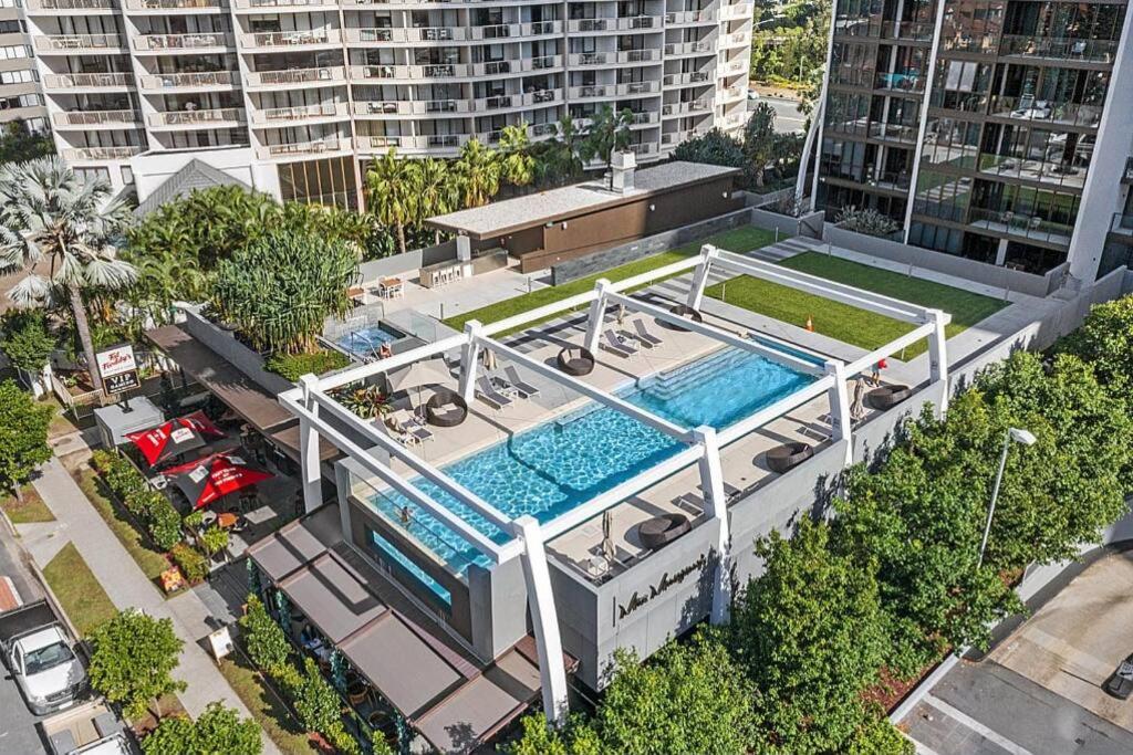 Broadbeach Stunner Modern and Central
