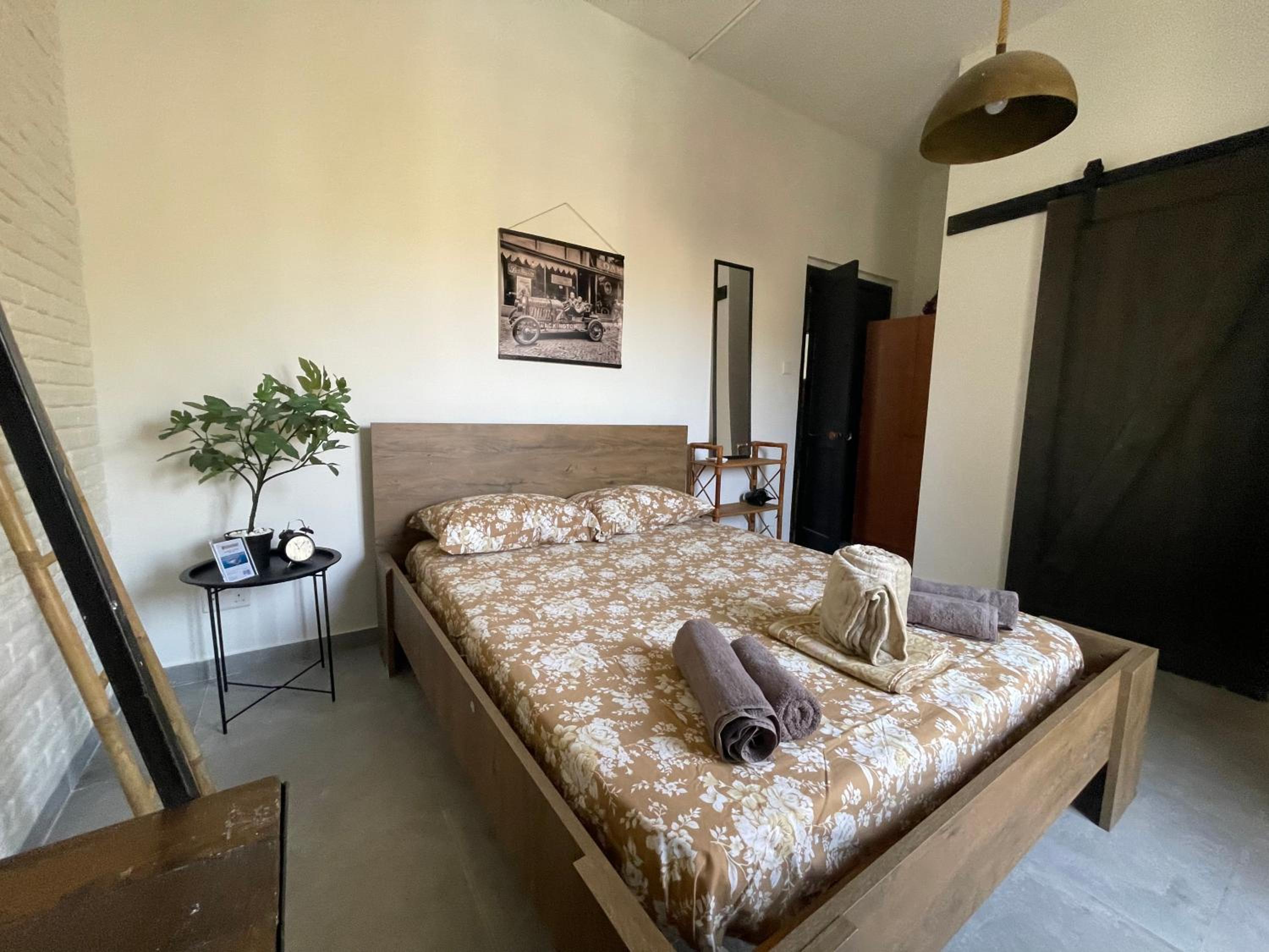 Gzira Prime Spot, Stylish Industrial Apt, Sleeps 11