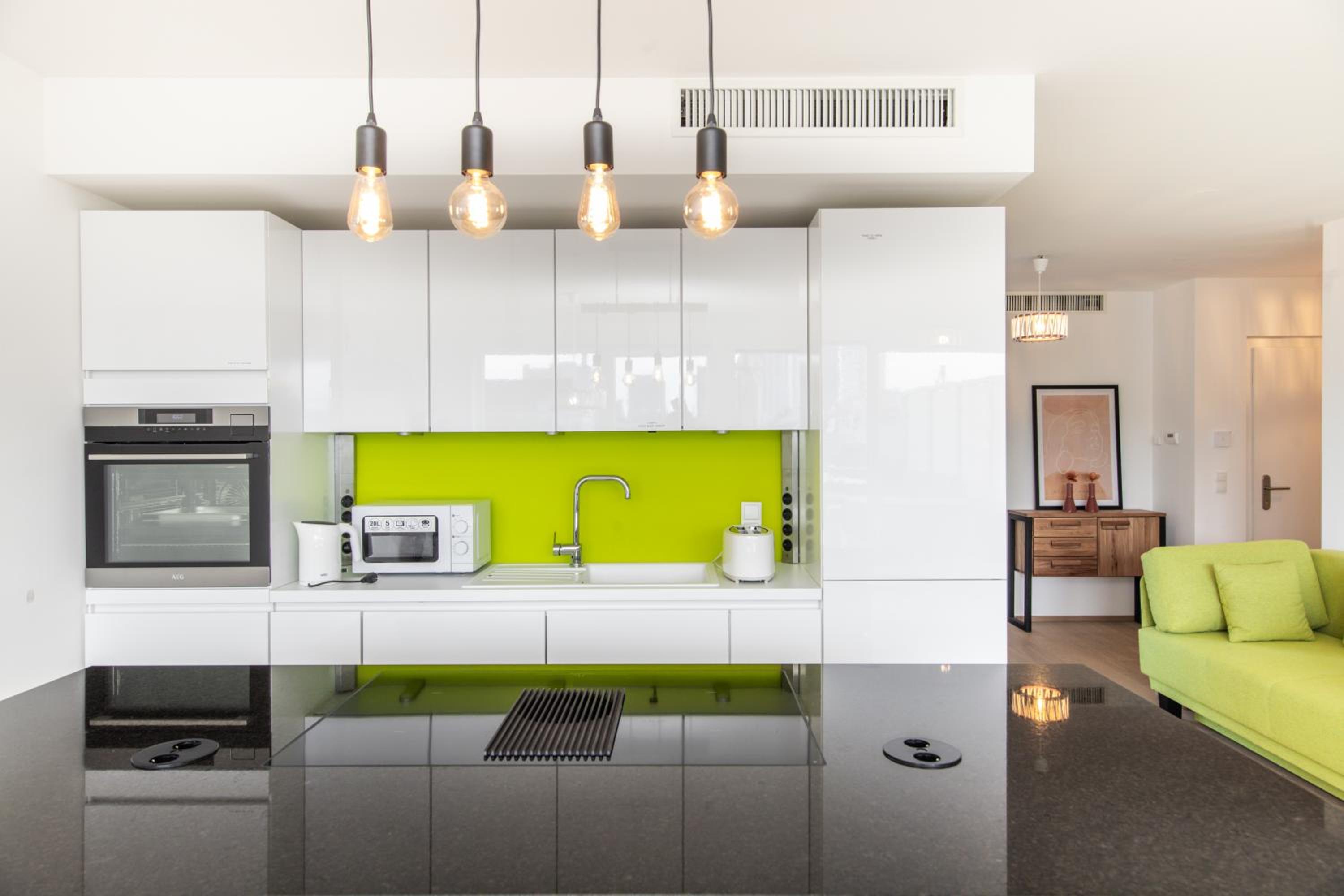 SkyLine Apartment mit Terrasse close to Lakes