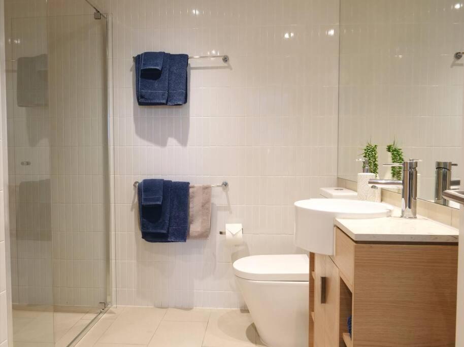 Broadbeach Stunner Modern and Central