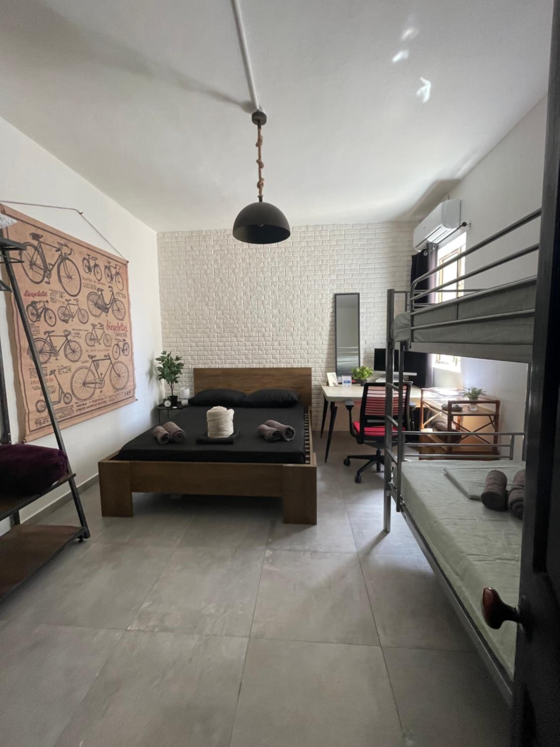 Gzira Prime Spot, Stylish Industrial Apt, Sleeps 11