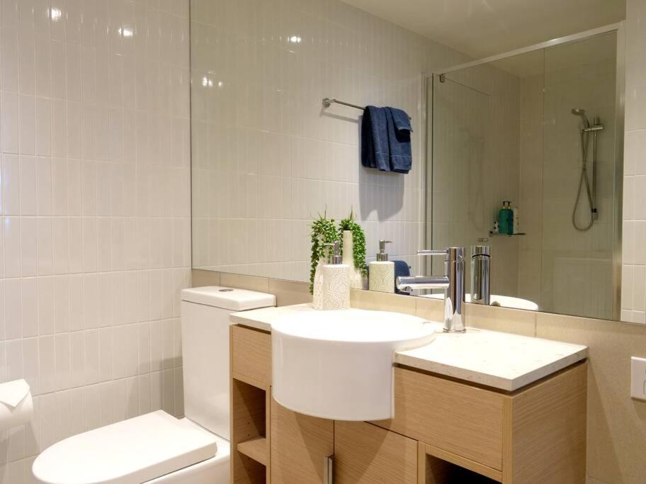 Broadbeach Stunner Modern and Central