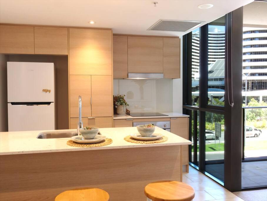Broadbeach Stunner Modern and Central