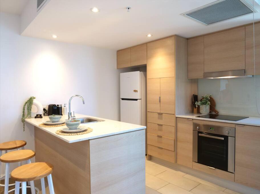 Broadbeach Stunner Modern and Central