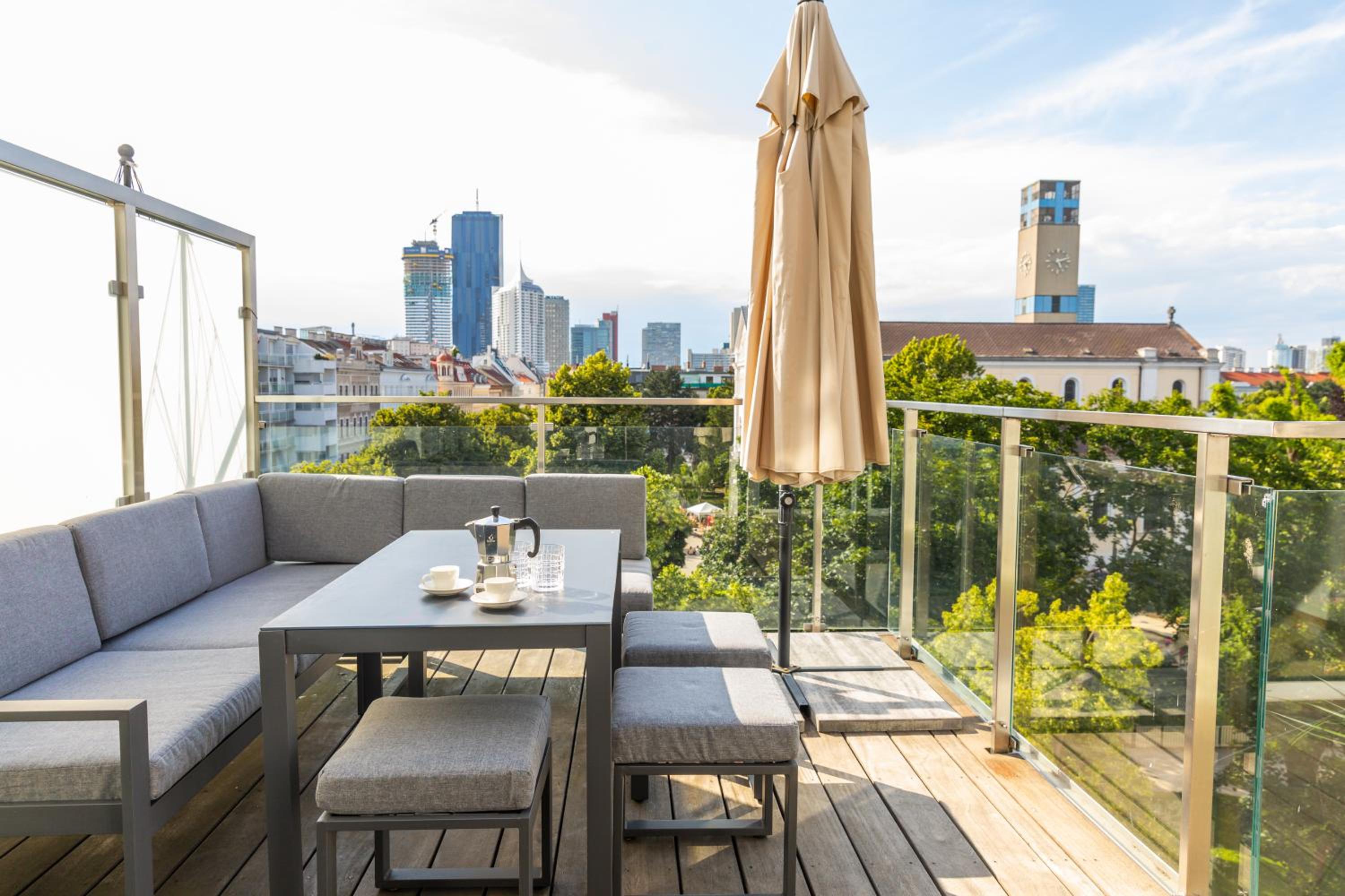 SkyLine Apartment mit Terrasse close to Lakes