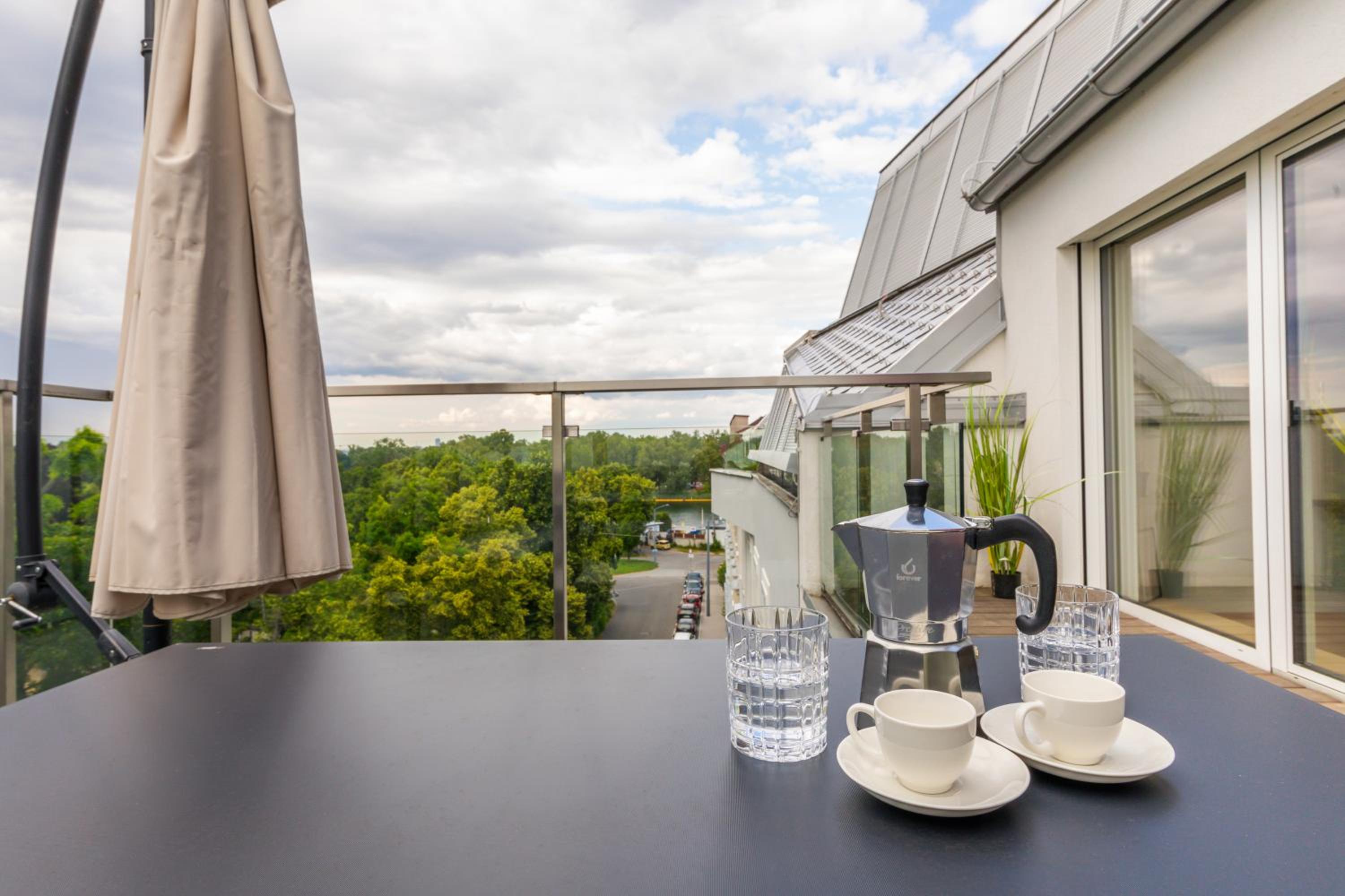 SkyLine Apartment mit Terrasse close to Lakes