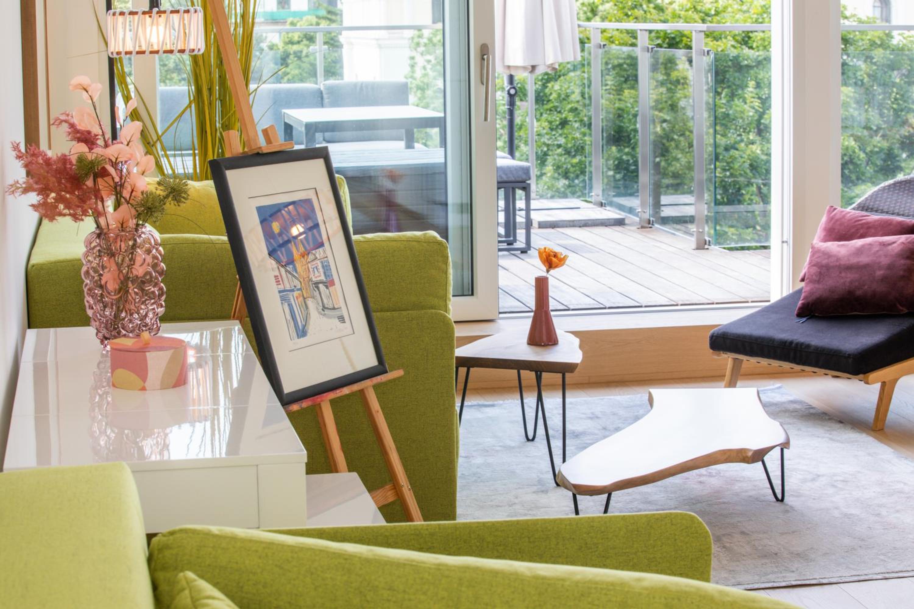 SkyLine Apartment mit Terrasse close to Lakes