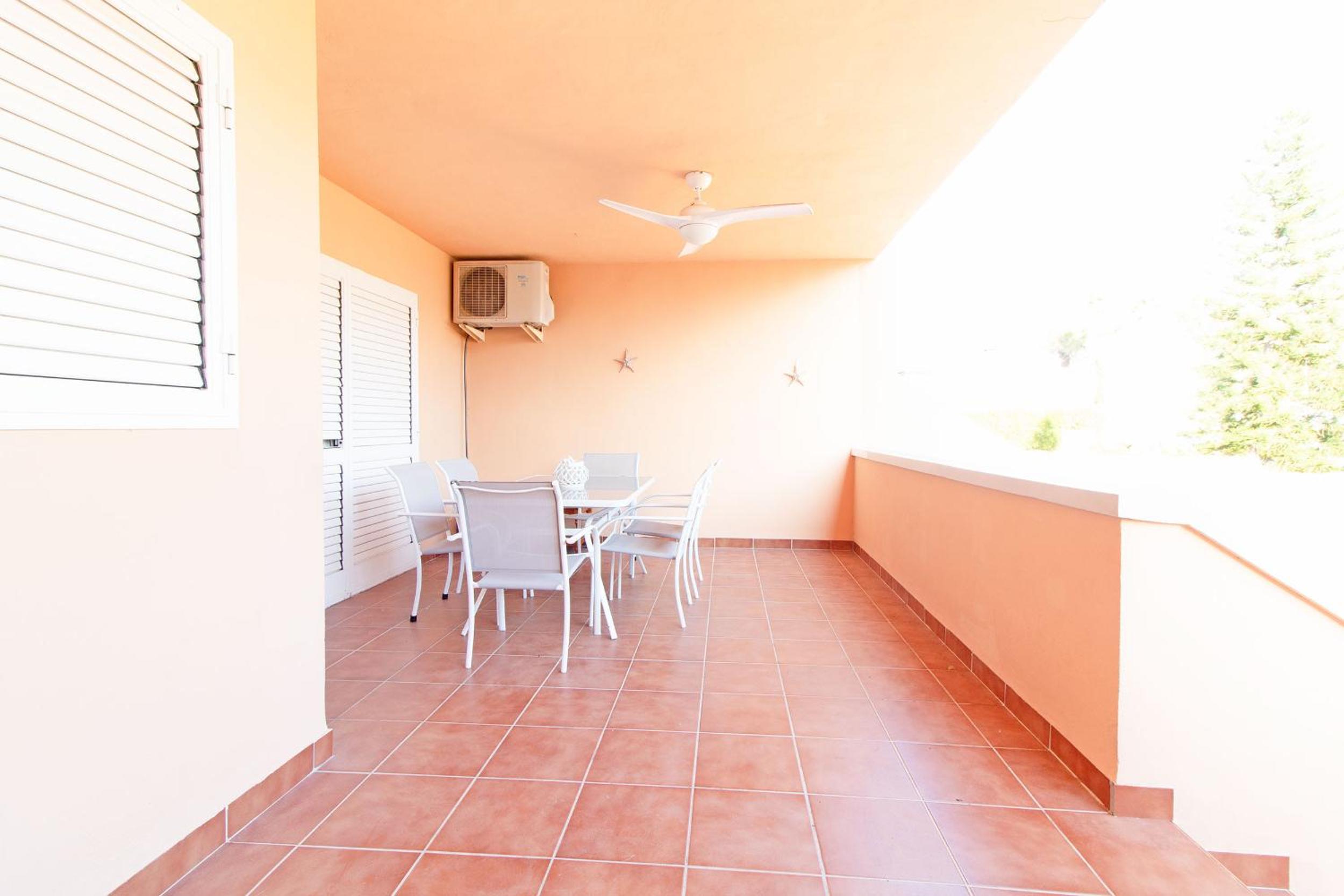 Global Properties, Acogedor adosado en la playa de Corinto