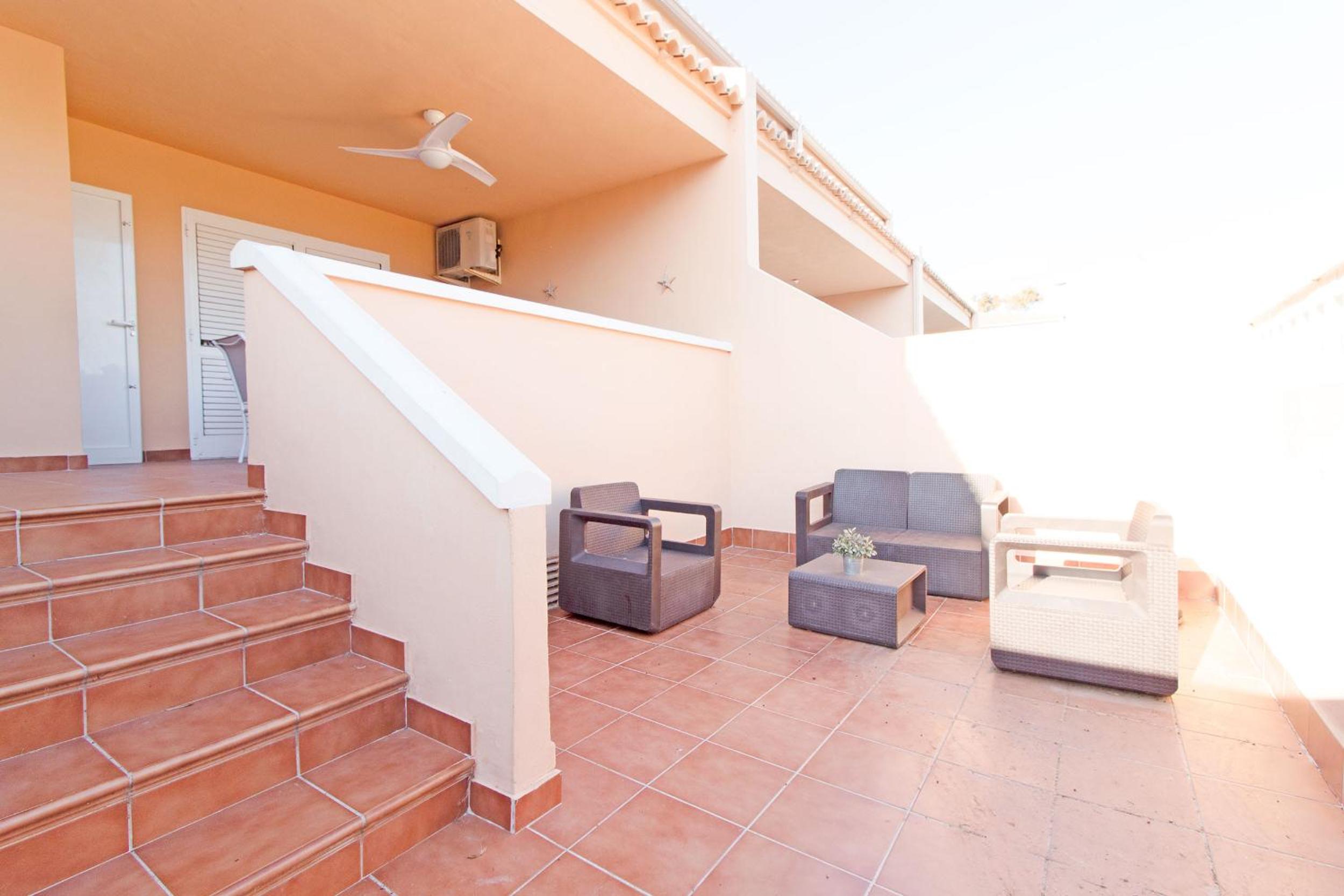 Global Properties, Acogedor adosado en la playa de Corinto