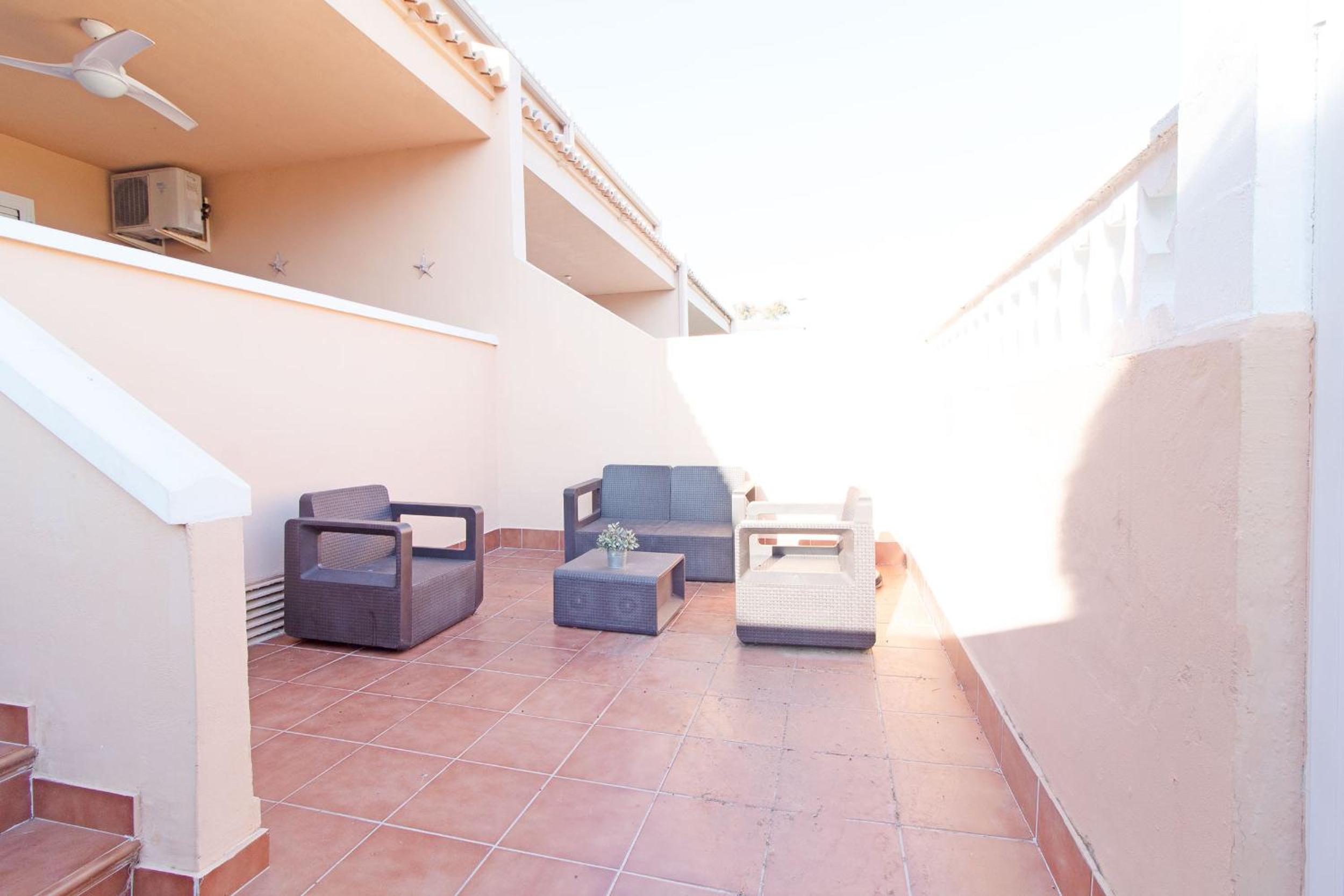 Global Properties, Acogedor adosado en la playa de Corinto