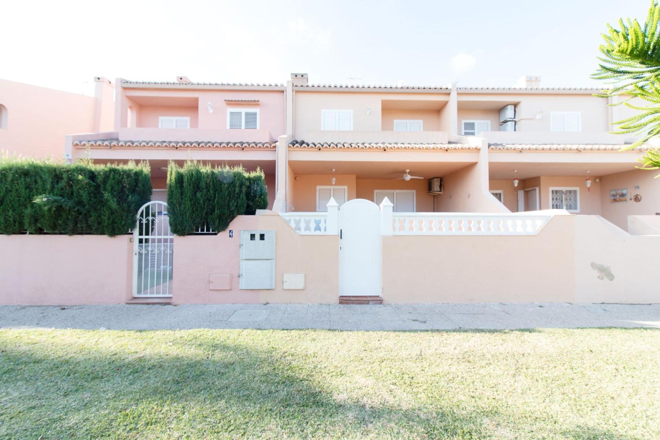 Global Properties, Acogedor adosado en la playa de Corinto