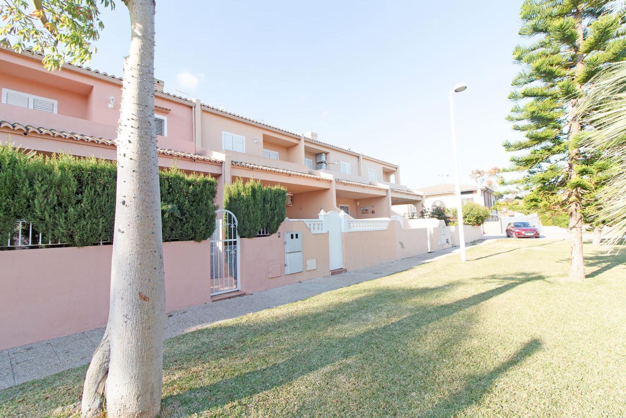 Global Properties, Acogedor adosado en la playa de Corinto