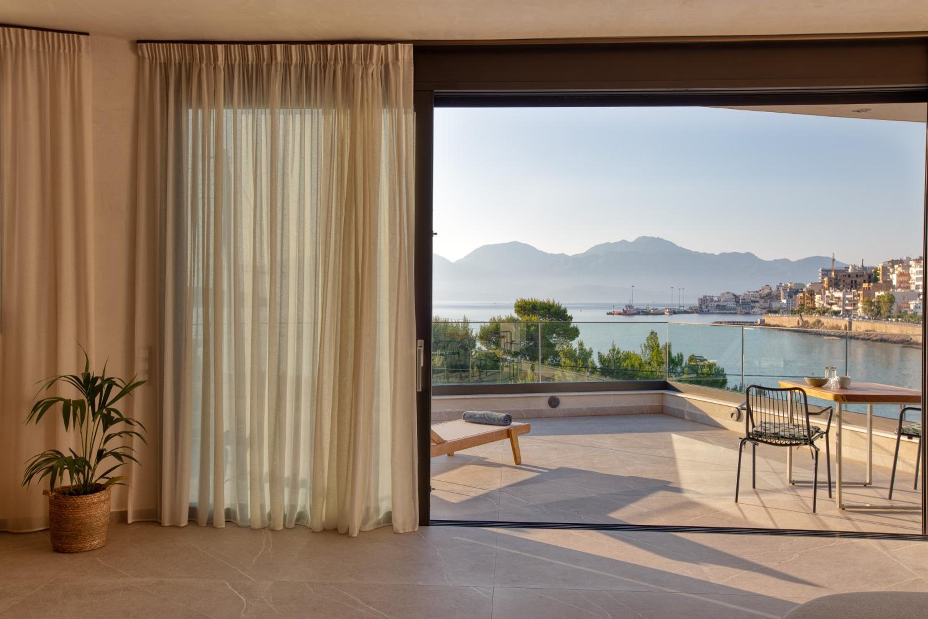 Ammoudi Suites