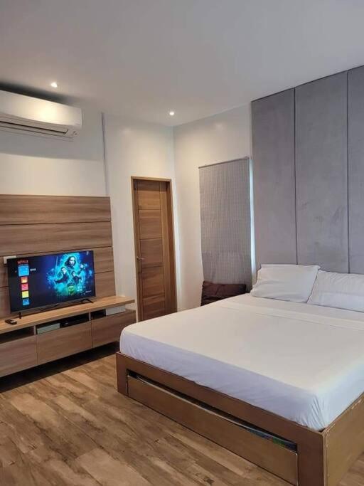 Lux 7 Pool Villa Mactan view 5