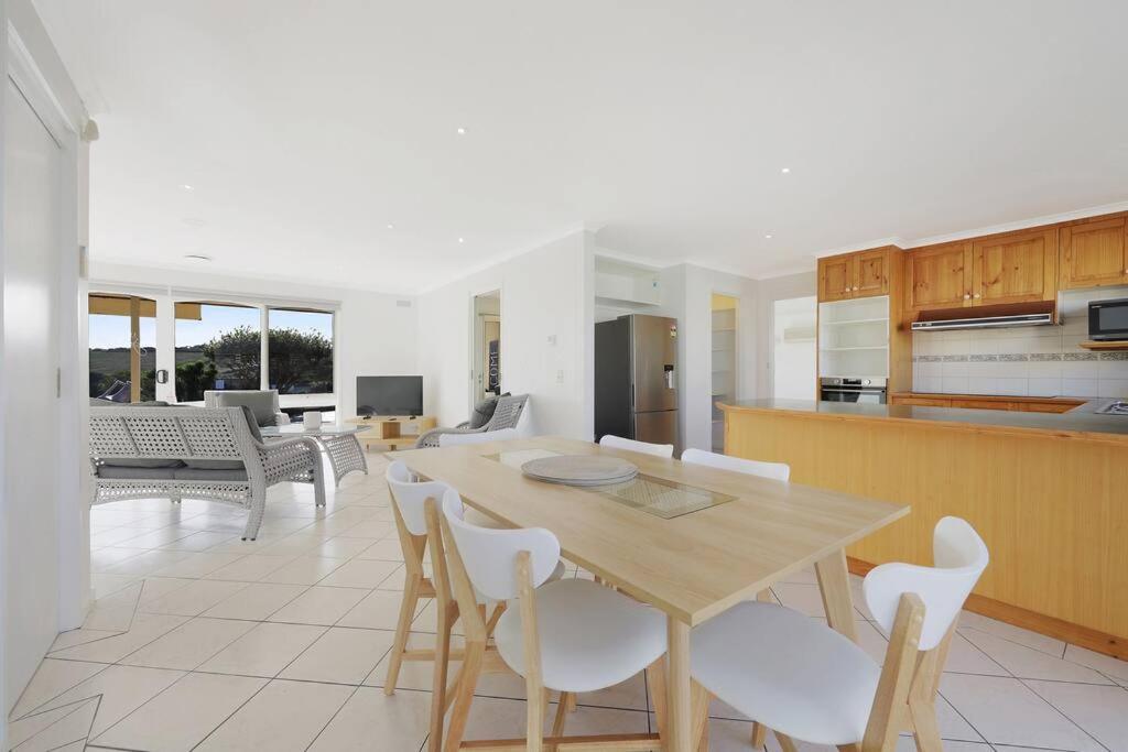 Logans Beach Apartments - BeachHouse