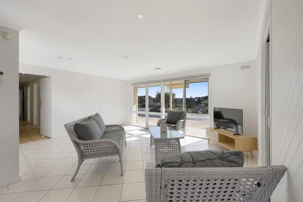 Logans Beach Apartments - BeachHouse