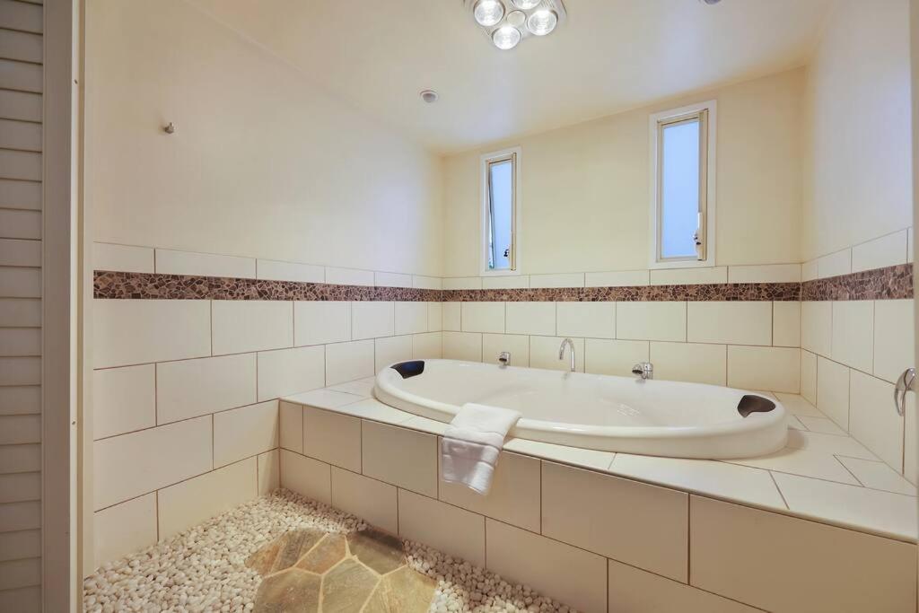 Logans Beach Apartments - BeachHouse