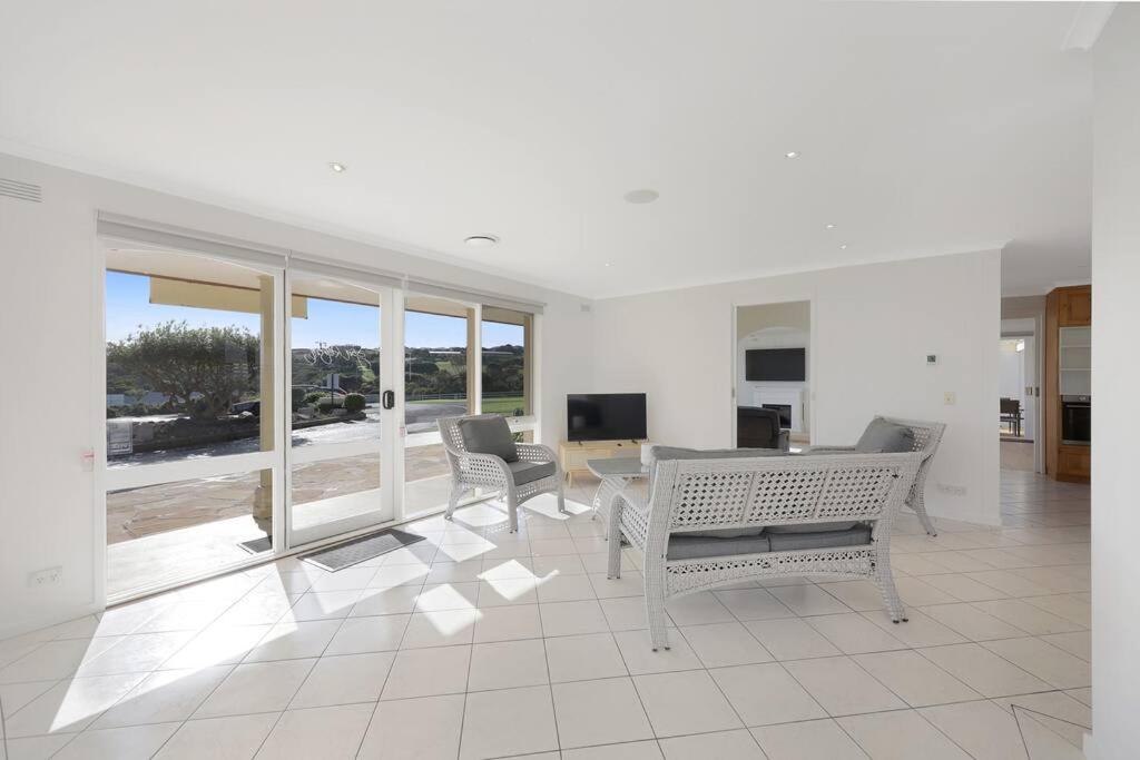 Logans Beach Apartments - BeachHouse