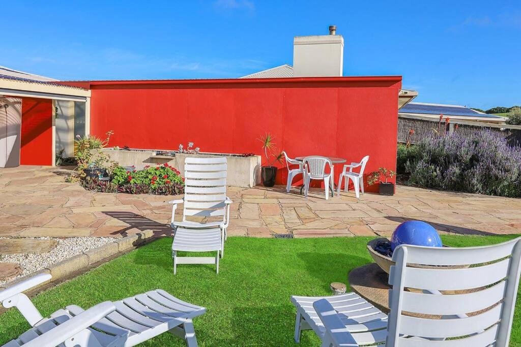 Logans Beach Apartments - BeachHouse
