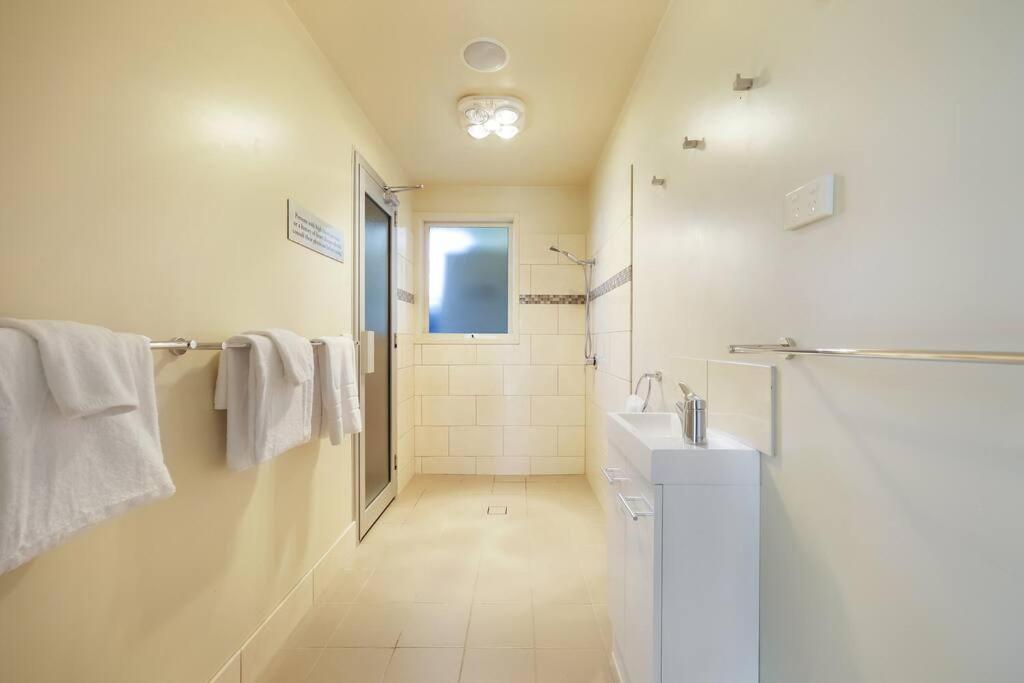 Logans Beach Apartments - BeachHouse