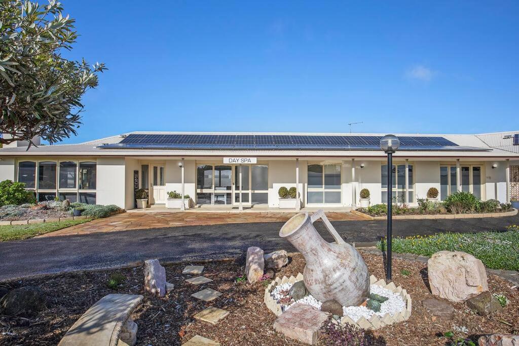 Logans Beach Apartments - BeachHouse