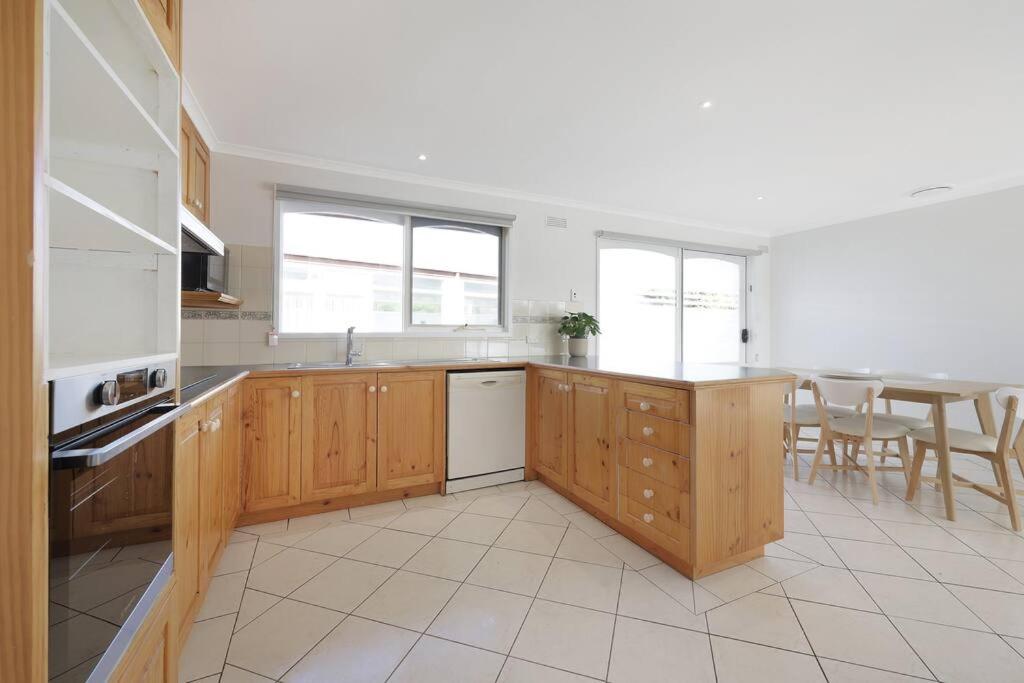 Logans Beach Apartments - BeachHouse