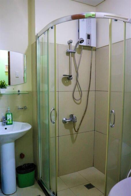 Stylish Luxe Apartment very near Makati Square view 2