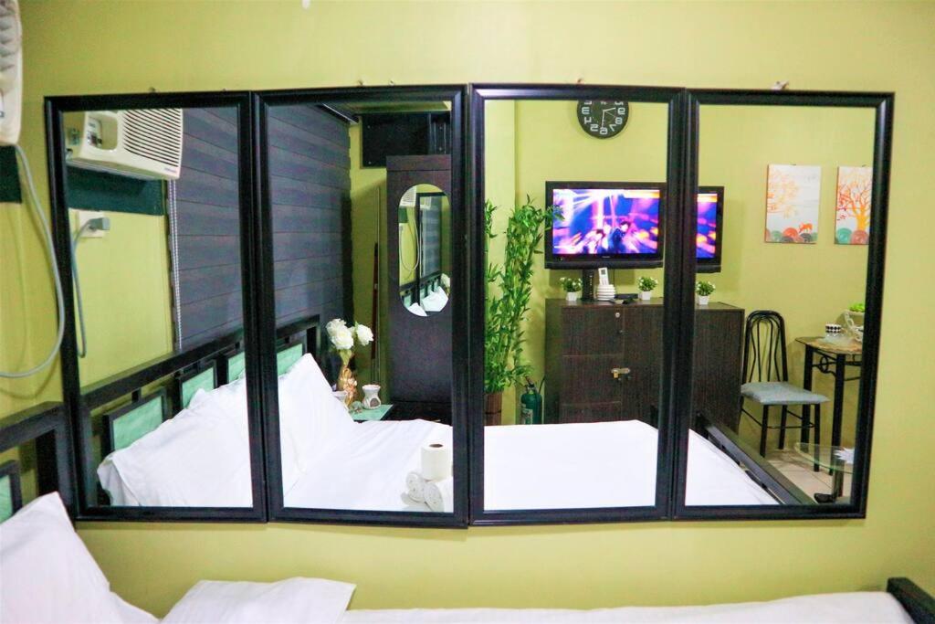 Stylish Luxe Apartment very near Makati Square view 3