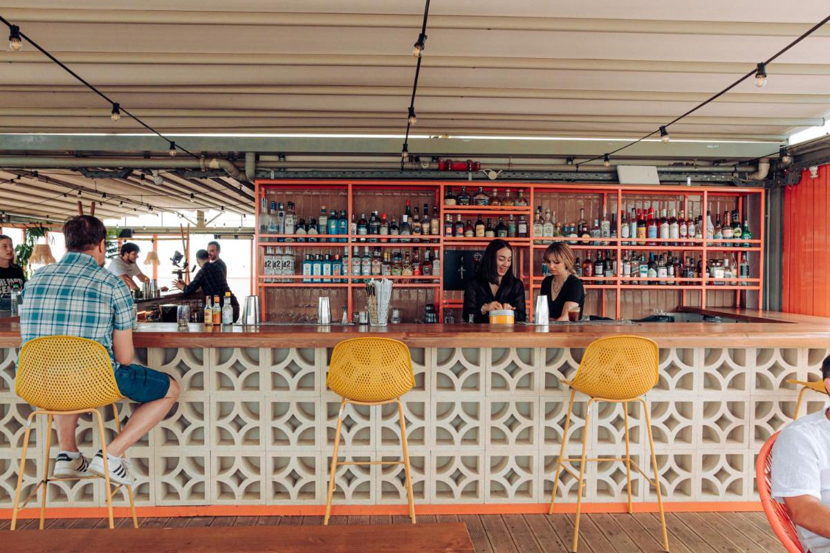 bar