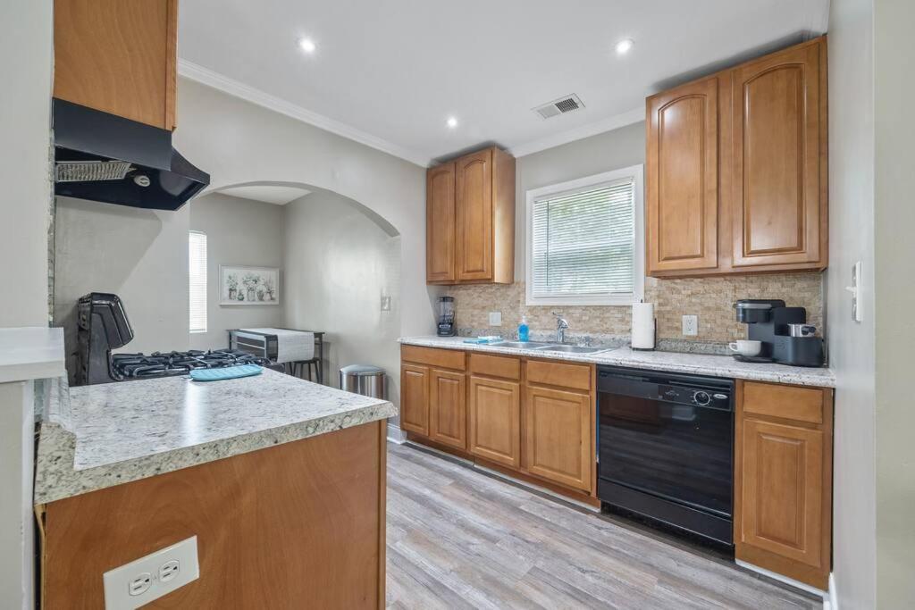Cozy 2BR House in vibrant ATL view 4