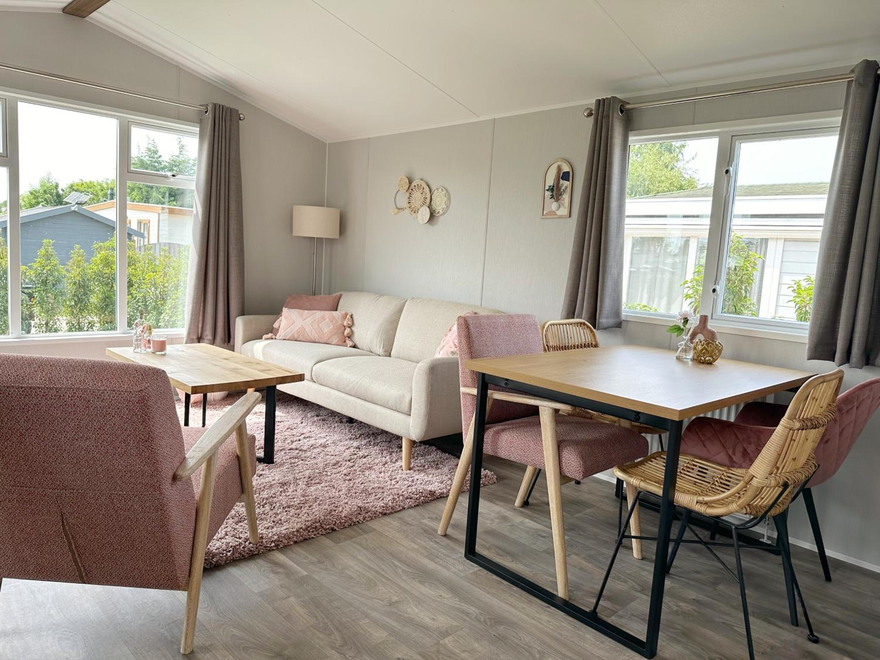 Chalet 572 op Recreatiepark De Wielen view 2