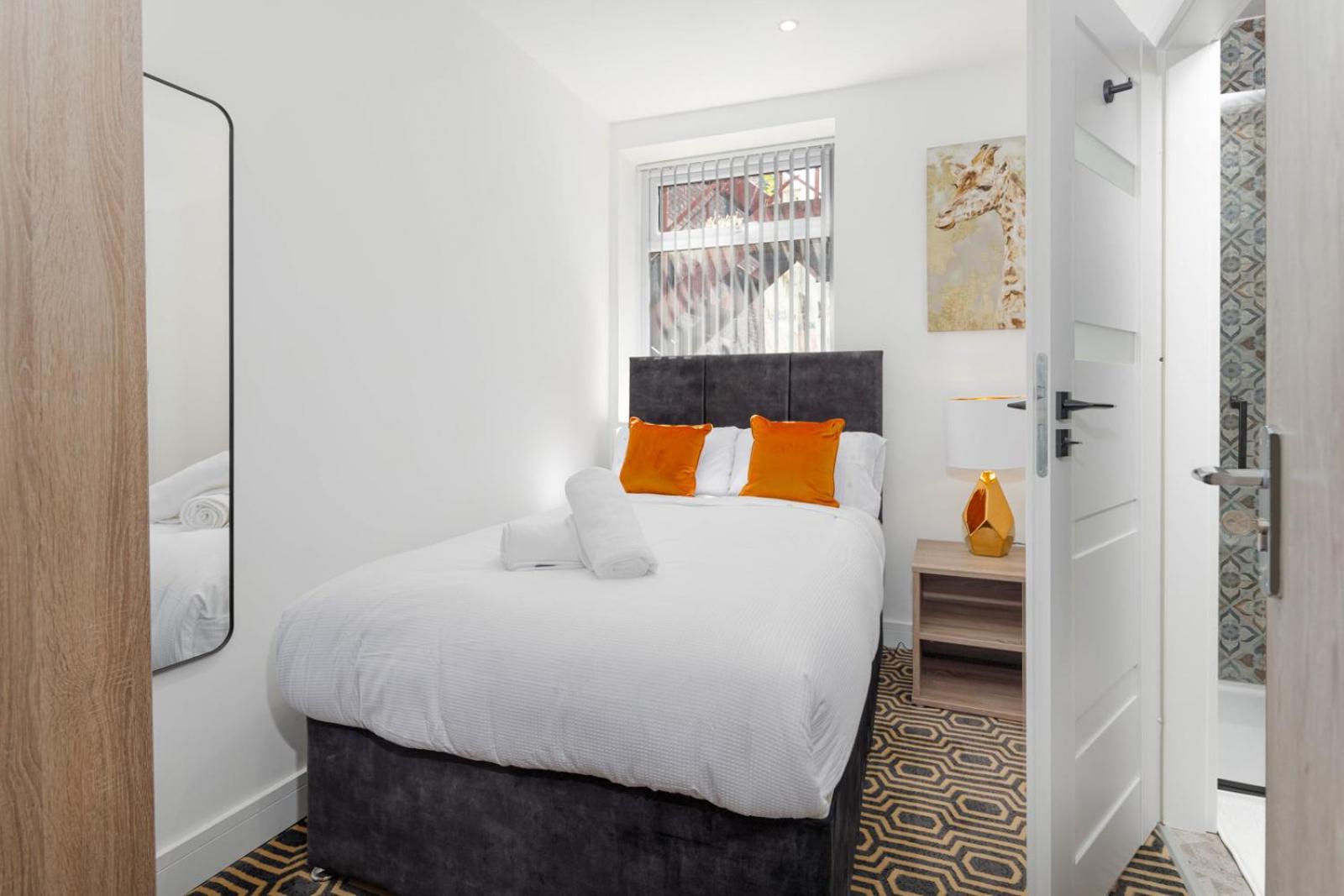 Flatzy - 16 Guests 4 En-suite Central Apartment B